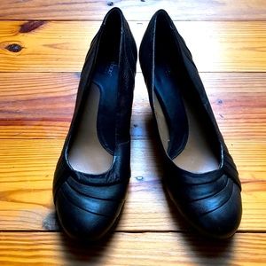 Softshoe by Medicus Black Leather Pumps Heels, EUC, 11